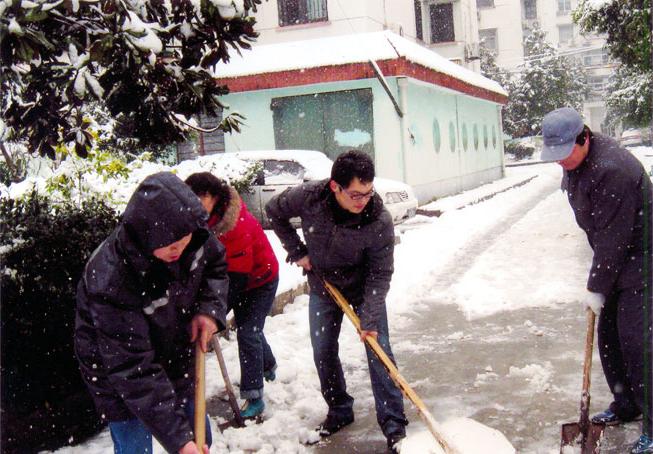 刘骥杰同学正规赌博平台在协助灾区人民抗雪救灾